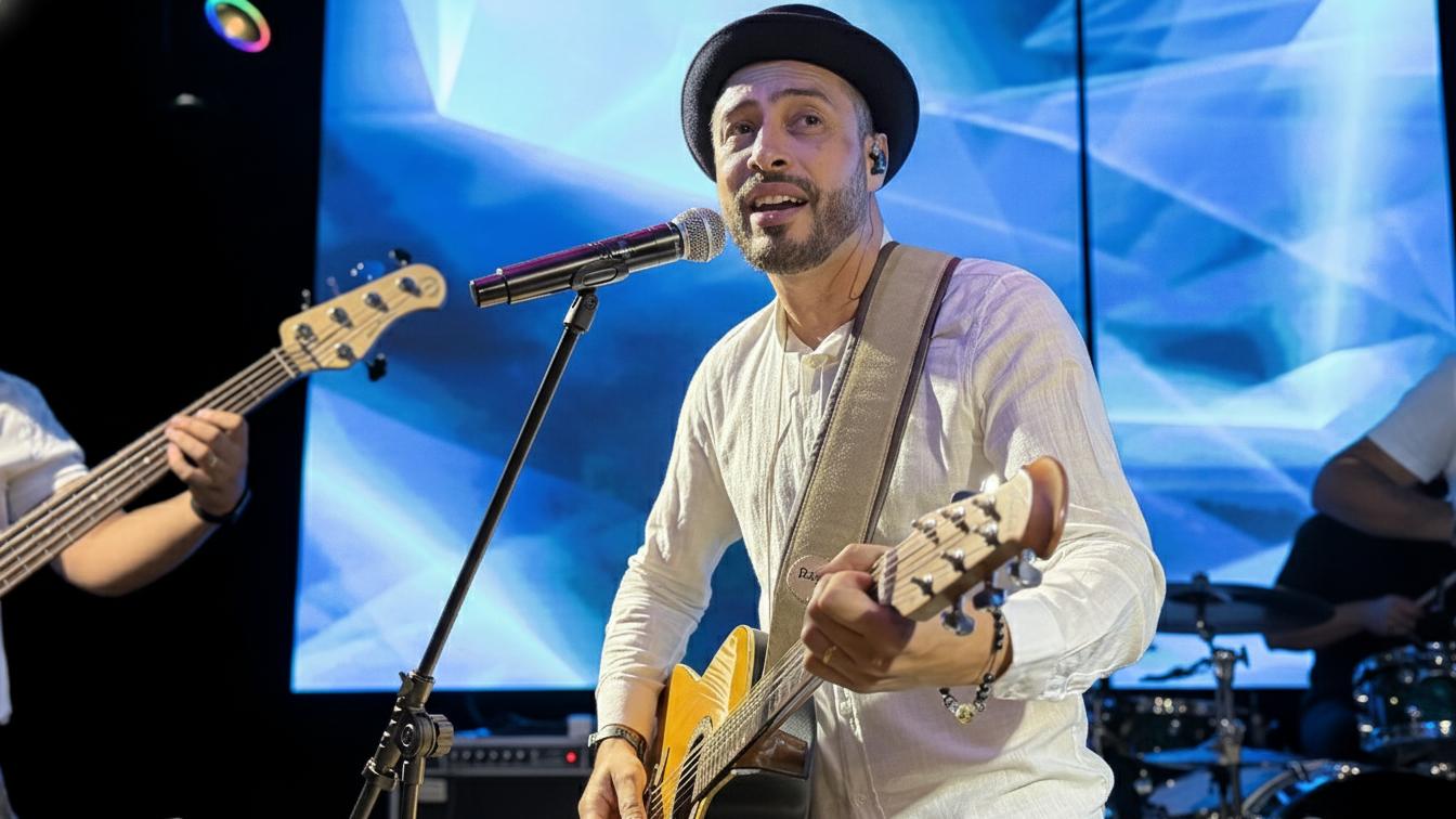 Vocalista da Banda Joãozeira em apresentação ao vivo